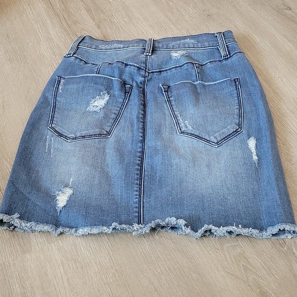 NWOT, BEBE high waisted skirt. Size 25. - Picture 2 of 8